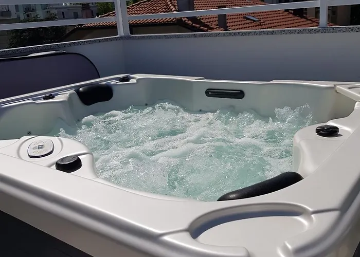 Luxury Penthouse With Private Jacuzzi Διαμέρισμα San Mauro Mare